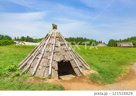 三内丸山遺跡 竪穴住居跡(復元) 世界遺産「北海道・北東北の縄文遺跡群」 三内丸山遺跡 竪穴住居跡(復元) 世界遺産「北海道・北東北の縄文遺跡群」 121528829