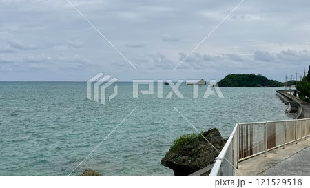浜比嘉島の海沿いの道　冬の沖縄 121529518