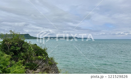 浜比嘉島から見た宮城島方面の海 浜比嘉島から見た宮城島方面の海 121529826