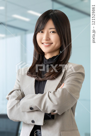 腕を組んで微笑む女性・ビジネスウーマン 腕を組んで微笑む女性・ビジネスウーマン 121529861
