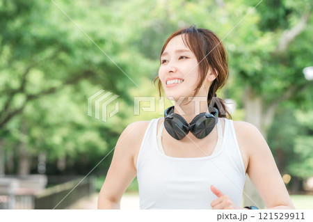健康・美容・ダイエットのために運動・ジョギング・ウォーキング・ランニングする若いアジア人女性 121529911