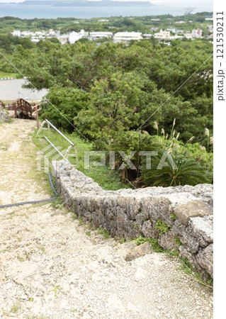 沖縄勝連城跡の石の階段 沖縄旅行 沖縄勝連城跡の石の階段 沖縄旅行 121530211