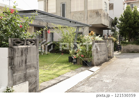 沖縄の住宅街の一軒家 沖縄の住宅街の一軒家 121530359
