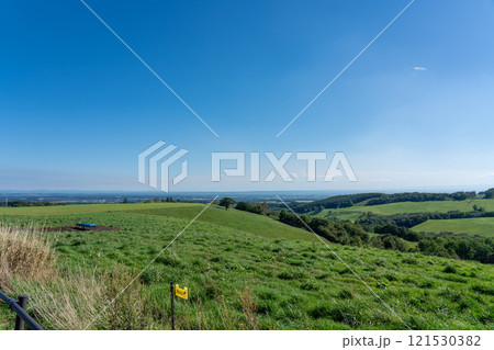 ナイタイ高原牧場と十勝平野の風景 121530382
