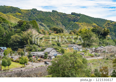 山の上から見た藤枝市にある道の駅　玉露の里と奥に見える山の風景(静岡県) 121530817