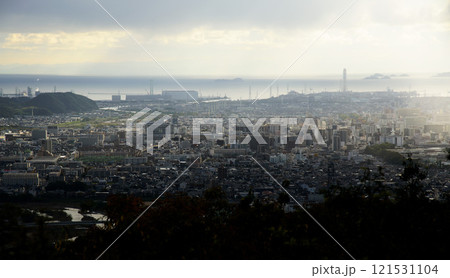 兵庫県姫路市東部、雨カスミと午後の日射しが交錯する風景 121531104