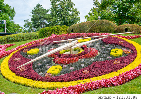 スイスジュネーブの公園にある美しい花時計 121531398