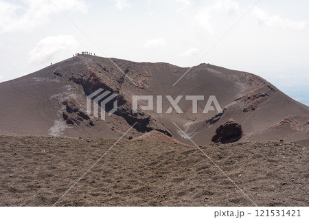 エトナ火山の荒涼とした景観と丘陵を歩く人々 121531421