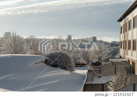 雪に包まれた静かな冬の街の風景 121531427