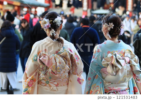 着物を着た女性の後ろ姿　振り袖姿の女性　初詣の晴れ着の女性 121531483