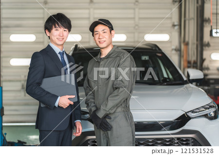 整備工場のピットにいる従業員の男性(自動車整備工場・民間車検場・スタッフ) 整備工場のピットにいる従業員の男性(自動車整備工場・民間車検場・スタッフ) 121531528