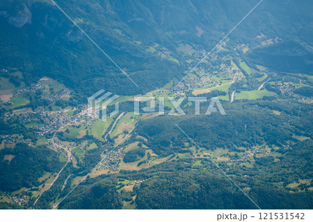 スイスジュネーブ近郊の美しい空撮風景 121531542