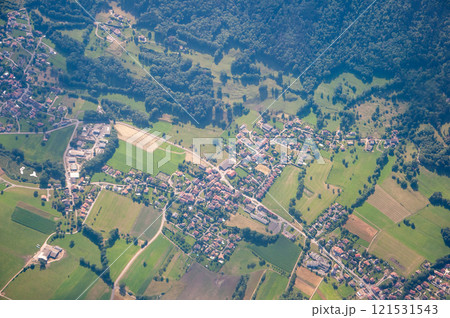 スイスジュネーブ近郊の美しい空撮風景 121531543
