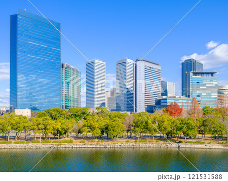 大阪の中央区にあるビルの街並み　都市 121531588