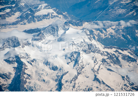 飛行機から眺めるスイスアルプス山脈の絶景 121531726