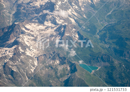 飛行機から眺めるスイスアルプス山脈の絶景 121531733