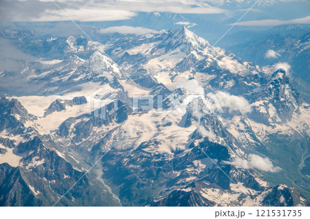 飛行機から眺めるスイスアルプス山脈の絶景 飛行機から眺めるスイスアルプス山脈の絶景 121531735