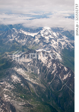 飛行機から眺めるスイスアルプス山脈の絶景 121531737