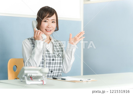 電話対応する受付・事務員の女性（受付・フロント・窓口） 121531916