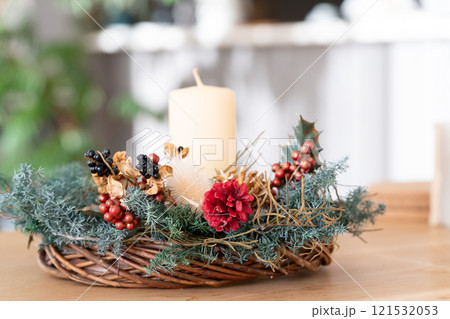 ドライフラワーのクリスマスリースとキャンドル 121532053