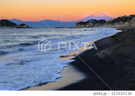 湘南の海 冬の七里ヶ浜海岸の朝焼け 湘南の海 冬の七里ヶ浜海岸の朝焼け 121532116
