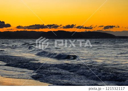 湘南の海　冬の七里ヶ浜海岸の朝焼け 121532117