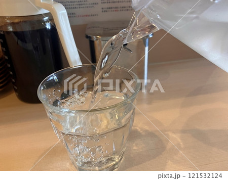 コップに注がれる水 コップに注がれる水 121532124