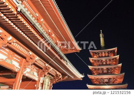 ライトアップされた浅草寺の五重塔 121532156