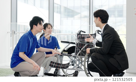 介護用品について話す介護士と福祉用具専門相談員 介護用品について話す介護士と福祉用具専門相談員 121532505