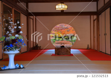 鎌倉市　明月院本堂の悟りの窓 121532513