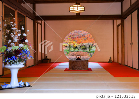 鎌倉市 明月院本堂の悟りの窓 鎌倉市 明月院本堂の悟りの窓 121532515