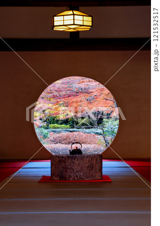 鎌倉市 明月院本堂の悟りの窓 鎌倉市 明月院本堂の悟りの窓 121532517