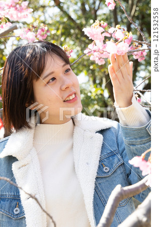 お花見をしている女性の横顔 121532558