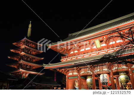 ライトアップされた浅草寺宝蔵門と五重塔　東京の観光地　 121532570