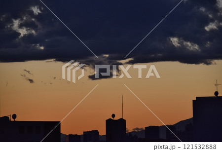 夕暮れの空の色は刻々と変わり、雲の形は変形していく 夕暮れの空の色は刻々と変わり、雲の形は変形していく 121532888