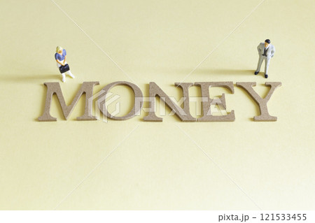 お金のイメージ 男性と女性のミニチュア人形とMONEYという文字 121533455