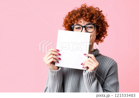 白い紙を持った眼鏡をかけた笑顔の女性のポートレート 121533483
