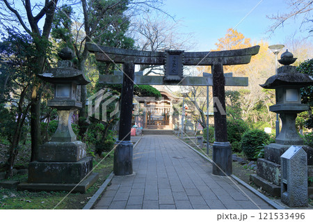 江の島　江の島神社奥津宮の参道 121533496
