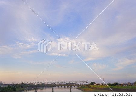 河川にかかる鉄橋ときれいな青空 河川にかかる鉄橋ときれいな青空 121533516