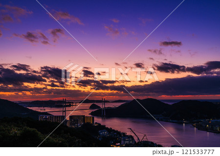長崎港に夕日が沈み女神大橋が夕陽に照らされてライトアップ 長崎港に夕日が沈み女神大橋が夕陽に照らされてライトアップ 121533777