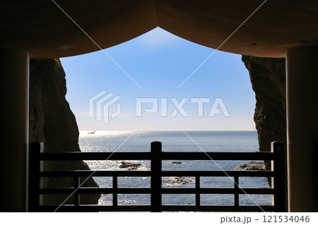 江の島 江の島信仰の地 岩屋(第一岩屋)出口からの風景 江の島 江の島信仰の地 岩屋(第一岩屋)出口からの風景 121534046