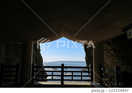 江の島 江の島信仰の地 岩屋(第一岩屋)出口からの風景 江の島 江の島信仰の地 岩屋(第一岩屋)出口からの風景 121534047