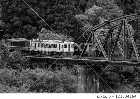第四只見川橋梁を渡る2両編成の列車 第四只見川橋梁を渡る2両編成の列車 121534164