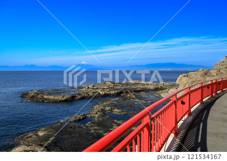 江の島 江の島信仰の地 岩屋(第一岩屋)の洞窟へと続く岩屋橋からの風景 江の島 江の島信仰の地 岩屋(第一岩屋)の洞窟へと続く岩屋橋からの風景 121534167