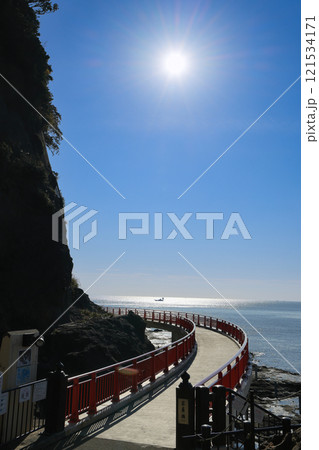 江の島　江の島信仰の地　岩屋（第一岩屋）の洞窟へと続く岩屋橋からの風景 121534171