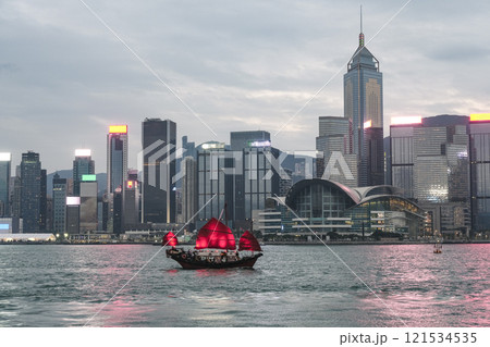 ビクトリアハーバーから見る香港島のウォーターフロント ビクトリアハーバーから見る香港島のウォーターフロント 121534535