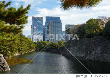 皇居のお堀と大手町のビル群 皇居のお堀と大手町のビル群 121534765