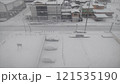 雪の積もった駐車場 121535190