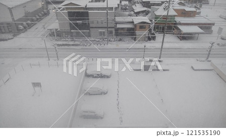 雪の積もった駐車場 121535190