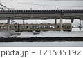 雪の積もったホーム 121535192